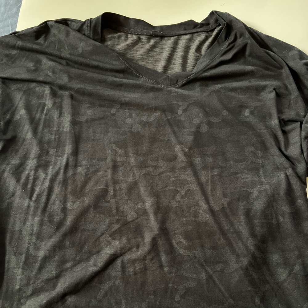 Womens black camo tshirt vneck, size large